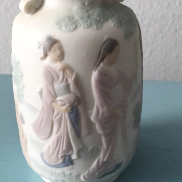 Authentic Retired Lladro Mini Tibor Japonesas Vase in Perfect Condition, 4” tall - Picture 7 of 9